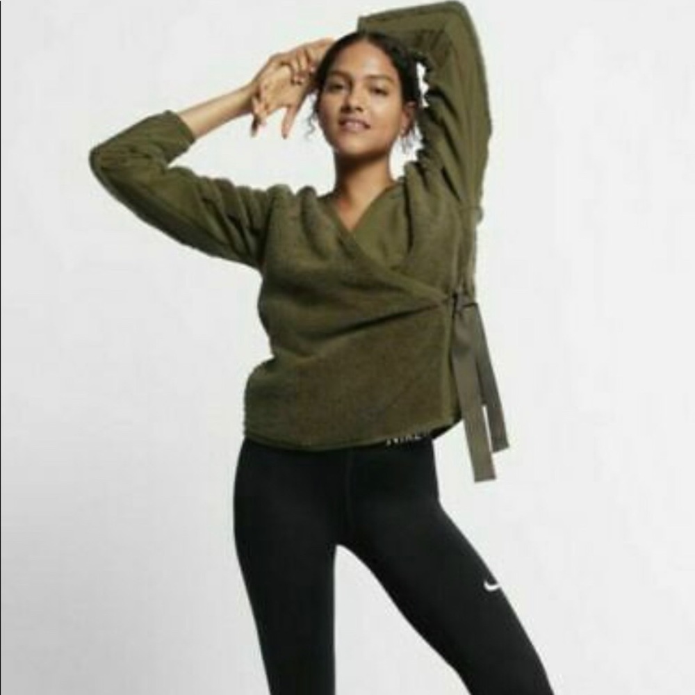 NWOT Nike Women’s Long Sleeve Sherpa Training Wrap